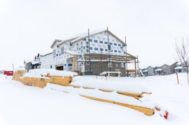 Castle Rock, Colorado, ABD-14 Mart 2024-Snow bitmemiş evlerin beyaz manzaraya karşı durduğu bir inşaat sahasının zeminini örtüyor.