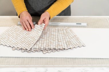 Kabuk soyma ve köpük tahtaya mozaik fayanslar yapıştırma sürecinde, yemek fotoğrafçılığı stüdyolarını estetik olarak geliştirmek için mükemmel..