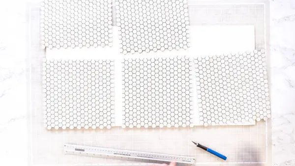 Düz yatıyordu. Kabuk soyma ve köpük tahtaya mozaik fayanslar yapıştırma sürecinde, yemek fotoğrafçılığı stüdyolarını estetik olarak geliştirmek için mükemmel..