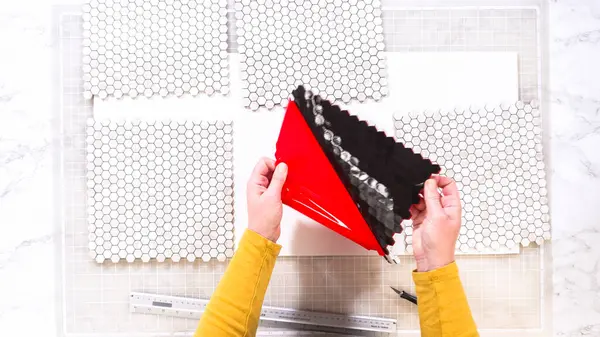 Düz yatıyordu. Kabuk soyma ve köpük tahtaya mozaik fayanslar yapıştırma sürecinde, yemek fotoğrafçılığı stüdyolarını estetik olarak geliştirmek için mükemmel..