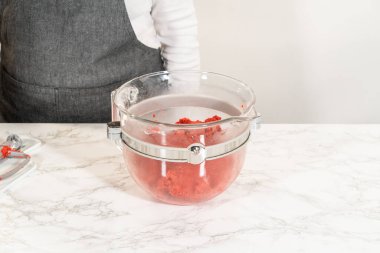 Klasik Kızıl Zencefilli Çörek Hamuru karışımın içinde şekilleniyor ve malzemeler bir araya geliyor. Bu kırmızı renkli hamur yakında soğuğa hazır olacak..