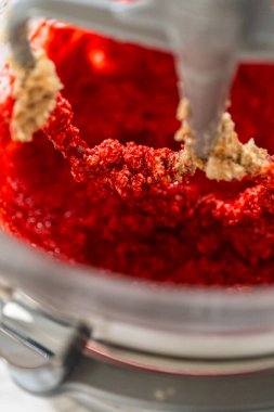 Akçaağaç pekmezi ve yumurta karışımı karıştırma kabındaki kremalı tereyağı ve kahverengi şekere eklenir. Islak malzemeler harmanlanarak Klasik Kızıl Zencefilli Çörek için canlı bir temel oluşturuyor..