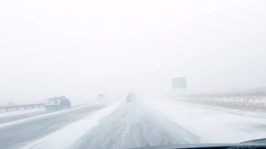 Denver, Colorado, ABD-15 Ocak 2024 birçok araç, fırtınanın görüş mesafesini ve yol sınırlarını azaltmasıyla birlikte eyaletler arası seyahat ederken kör edici kar yağışı ve kaygan koşullarla karşı karşıya.