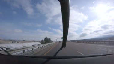 Denver, Colorado, ABD-26 Ocak 2024 - Karlı bir günde Denver 'dan Colorado Springs' e olan yolculuk devam ederken karla kaplı çam ağaçları I-25 'le huzurlu bir sürüş davet ediyor..