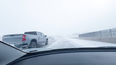 Denver, Colorado, ABD-15 Ocak 2024 birçok araç, fırtınanın görüş mesafesini ve yol sınırlarını azaltmasıyla birlikte eyaletler arası seyahat ederken kör edici kar yağışı ve kaygan koşullarla karşı karşıya.