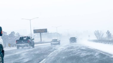 Denver, Colorado, ABD-15 Ocak 2024 birçok araç, fırtınanın görüş mesafesini ve yol sınırlarını azaltmasıyla birlikte eyaletler arası seyahat ederken kör edici kar yağışı ve kaygan koşullarla karşı karşıya.