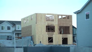 Denver, Colorado, ABD-1 Eylül 2023-kompleks ahşap iskelet inşa ediliyor. Tahta kirişler ve kirişler geometrik bir desen oluşturur.