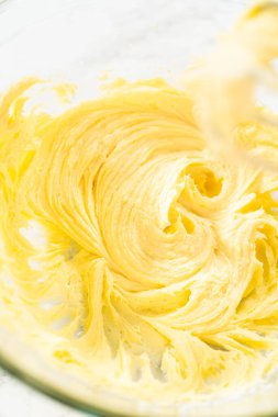 Tereyağı ve şekerin pürüzsüz ve kabarık bir karışımı mükemmel bir şekilde karıştırma kabında karıştırılır ve limonlu kurabiye hamurunun temelini oluşturur. Işık, kırbaçlanmış doku yumuşak bir erime sağlar.