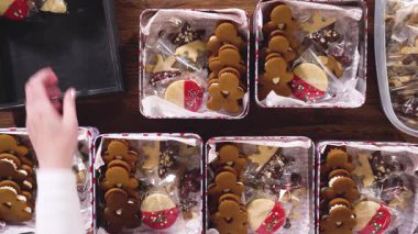 Düz yatıyordu. Sevimli ev yapımı zencefilli kurabiye ve şekerli kurabiye, bol çikolataya batırılmış, dekoratif Noel kutusuna yerleştirilmiş mevsimlik hediyeler için mükemmel..