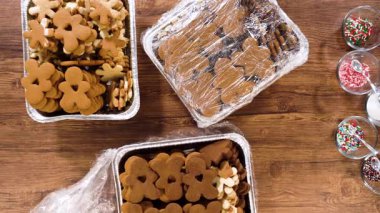 Noel hediyesi olarak yiyecek süslemek için dondurulmuş zencefilli kurabiye paketleri açıyorum..