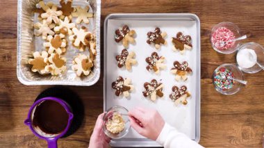 Düz yatıyordu. Yıldız şeklinde kurabiyeler hazırlıyorum, çikolataya yarı daldırılmış, bayram için naneli çikolata parçacıkları ile aksanlı..