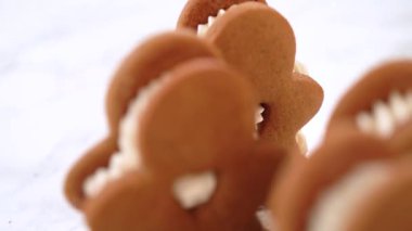 Yumurtalı tereyağlı zencefilli kurabiyeler dikkat çekiyor. Renkleri yumurta likörü kremasını nazik bir arkaplanda tamamlıyor. Bu şenlikli ziyafetler ev yapımı bir cazibe yayıyor..