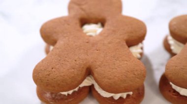 Yumurtalı tereyağlı zencefilli kurabiyeler dikkat çekiyor. Renkleri yumurta likörü kremasını nazik bir arkaplanda tamamlıyor. Bu şenlikli ziyafetler ev yapımı bir cazibe yayıyor..