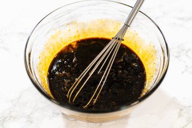 Baharatlı zencefilli kurabiye için bir kase dolusu pekmez ve iki büyük yumurta. Pişirmek için mükemmel. Koyu pekmez, parlak sarılarla çelişiyor ve hamur için zengin bir taban oluşturuyor..