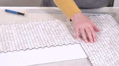 Kabuk soyma ve köpük tahtaya mozaik fayanslar yapıştırma sürecinde, yemek fotoğrafçılığı stüdyolarını estetik olarak geliştirmek için mükemmel..