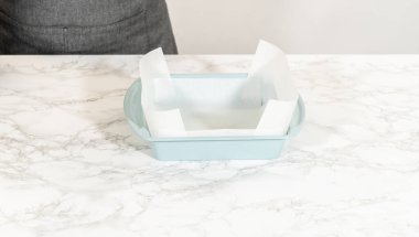 Castle Rock, Colorado, ABD-18 Ocak 2025-A parşömen kağıdıyla kaplanmış metal bir tavaya bakan mermer tezgahın üzerine kurulmuş bir el kağıdı ile.