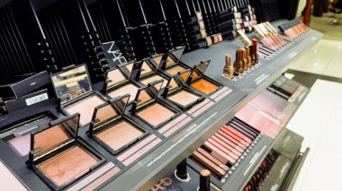 Denver, Colorado, ABD-31 Aralık 2023-Güzellik Ürünleri, pırıl pırıl parlak paletler, zarif rujlar ve şık temeller içeren, mağazaya yansıyan lüks ürünlerle sergilenmektedir.