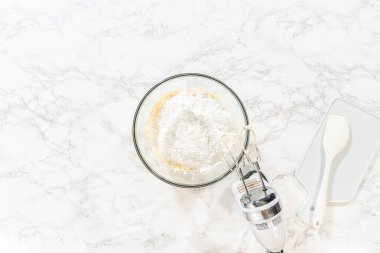 Düz yatıyordu. Lezzetli bir ikram yaratmak için, ev yapımı krem peynir kreması yapma süreci mükemmel bir doku ve tat elde etmek için kremalı malzemeleri çırpmayı içerir..