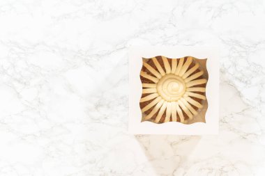 Havuçlu kek dikkatlice paketlenir beyaz bir kağıt bohça pasta kutusu, hediye ya da paylaşım için hazır.