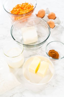 Ölçülen malzemeler tezgahın üzerindeki karıştırma kaselerine konuyor ve kek karışımından nefis bir havuçlu kek yapmaya hazırlanıyor..