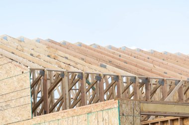 Banliyöde devam eden bir inşaat sahasında tek bir aile evinin çerçeve sahnesi yer alıyor..