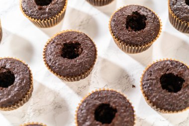 Her çikolatalı kek bol miktarda karamelli tatlı alır ve fazladan bir tat ve hoşgörü katar..