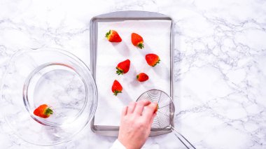 Düz yatıyordu. Sulu kırmızı çilekler, daha yeni yıkanmış, kabartma çarşafına serilmiştir, aşırı nemi emmek ve küfü önlemek için dikkatlice kağıt havlularla kaplanmıştır..