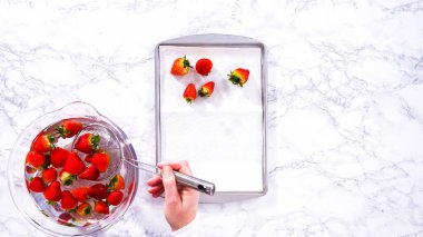 Düz yatıyordu. Sulu kırmızı çilekler, daha yeni yıkanmış, kabartma çarşafına serilmiştir, aşırı nemi emmek ve küfü önlemek için dikkatlice kağıt havlularla kaplanmıştır..