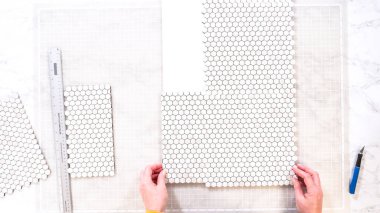 Düz yatıyordu. Kabuk soyma ve köpük tahtaya mozaik fayanslar yapıştırma sürecinde, yemek fotoğrafçılığı stüdyolarını estetik olarak geliştirmek için mükemmel..