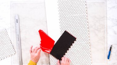 Düz yatıyordu. Kabuk soyma ve köpük tahtaya mozaik fayanslar yapıştırma sürecinde, yemek fotoğrafçılığı stüdyolarını estetik olarak geliştirmek için mükemmel..