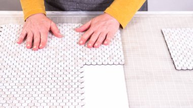 Kabuk soyma ve köpük tahtaya mozaik fayanslar yapıştırma sürecinde, yemek fotoğrafçılığı stüdyolarını estetik olarak geliştirmek için mükemmel..