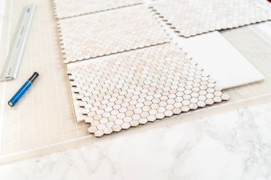 Kabuk soyma ve köpük tahtaya mozaik fayanslar yapıştırma sürecinde, yemek fotoğrafçılığı stüdyolarını estetik olarak geliştirmek için mükemmel..