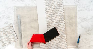 Kabuk soyma ve köpük tahtaya mozaik fayanslar yapıştırma sürecinde, yemek fotoğrafçılığı stüdyolarını estetik olarak geliştirmek için mükemmel..