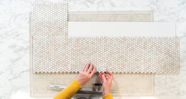 Kabuk soyma ve köpük tahtaya mozaik fayanslar yapıştırma sürecinde, yemek fotoğrafçılığı stüdyolarını estetik olarak geliştirmek için mükemmel..