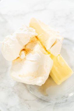 Dondurulmuş krem peyniri hazırlıyorum. Lezzetli balkabaklı kek..