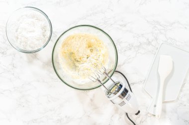 Düz yatıyordu. Dondurulmuş krem peyniri hazırlıyorum. Lezzetli balkabaklı kek..