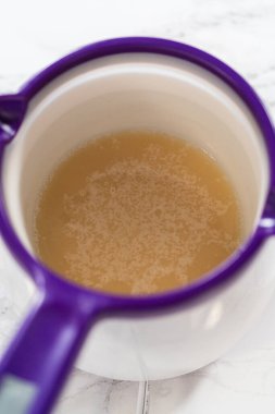 Sebze boyasıyla kek tepsisini yağlamak, nefis bir ev yapımı balkabağı pastası pişirmeye hazırlanmak..