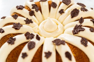 Balkabaklı kek krem peynirli krema ve çikolata yapraklı süsleme.