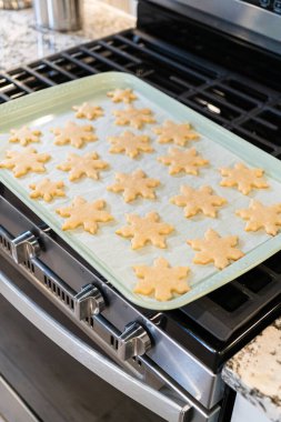 Lezzetli kar tanesi şeklindeki kurabiyeleri pişirdikten sonra soğutarak onları Noel hediyelerine hazırlamak..