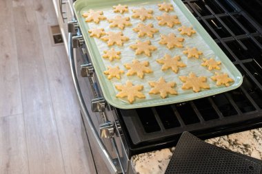 Lezzetli kar tanesi şeklindeki kurabiyeleri pişirdikten sonra soğutarak onları Noel hediyelerine hazırlamak..