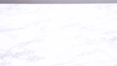 Çilekler, yeni yıkanmış ve kurutulmuş, cam bir kasede güzelce depolanmış kağıt havluyla kaplanmış ve tazeliği korumak için plastikle kaplanmış..