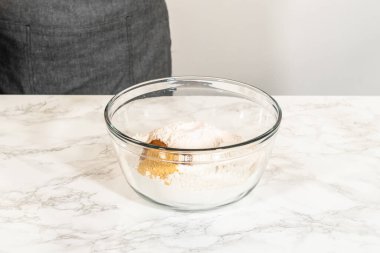 Klasik Kızıl Zencefilli Çörek Hamuru için hazırlanmış un ve sıcak baharat içeren kuru malzemelerle karıştırma kabı. Bu karışım son hamura derinlik ve sıcaklık katacak..