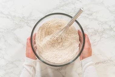 Klasik Kızıl Zencefilli Çörek için zemin, zencefil, tarçın ve karanfil esanslı un karışımı ile karıştırılmış un, temel bileşenlere zengin sıcaklık ve aroma katıyor..