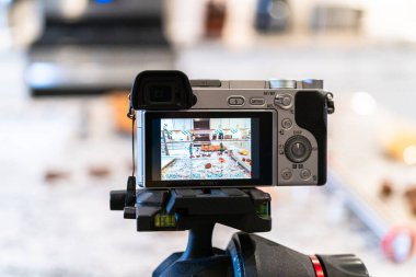 Pürüzsüz, modern bir mutfağa kurulmuş bir DSLR kamerası, vloglama için bir video tarifi yakalıyor..