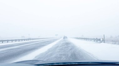 Denver, Colorado, ABD-15 Ocak 2024 'te birçok araç kör edici kar yağışı ve kaygan hava koşullarıyla karşı karşıya kalırken fırtınanın görüş mesafesini ve karayolu sınırlarını azaltmasıyla eyaletler arası seyahat ediyor.