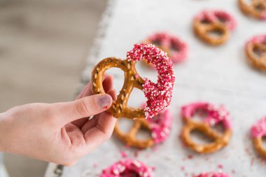 Taze daldırılmış ve hala ışıl ışıl parlayan bu gevrek krakerler sevgi dolu pembe çikolatalarla süslenmiş ve rengarenk serpiştirilmiş, duyular için bir ziyafet vaat ediyorlar..
