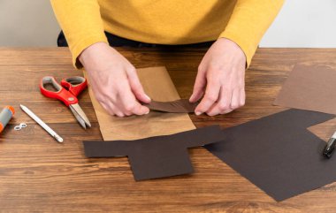 Kendini işine adamış bir öğretmen kâğıt kuklaları hayata geçirir, sınıfta yaratıcılığı elden geçirerek teşvik eder..