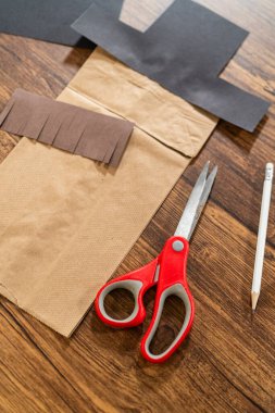 Kendini işine adamış bir öğretmen kâğıt kuklaları hayata geçirir, sınıfta yaratıcılığı elden geçirerek teşvik eder..
