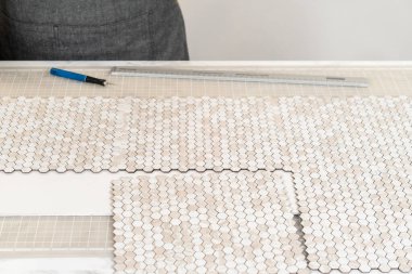 Kabuk soyma ve köpük tahtaya mozaik fayanslar yapıştırma sürecinde, yemek fotoğrafçılığı stüdyolarını estetik olarak geliştirmek için mükemmel..