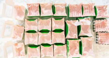 Süslü zencefilli kurabiye ve şenlikli ambalajlı Noel kurabiyesi kutularından oluşan Noel esinlenilmiş bir daire. Parlak kırmızı bir 